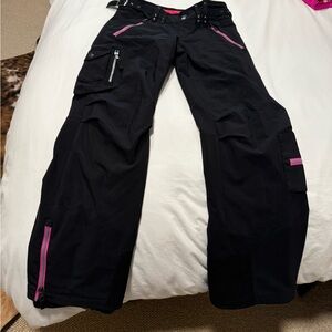Skea 4L Woman’s Black and hot pink Kia ski pants
